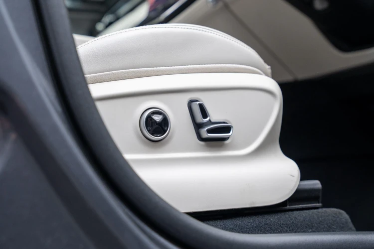 Vehicle Image 16