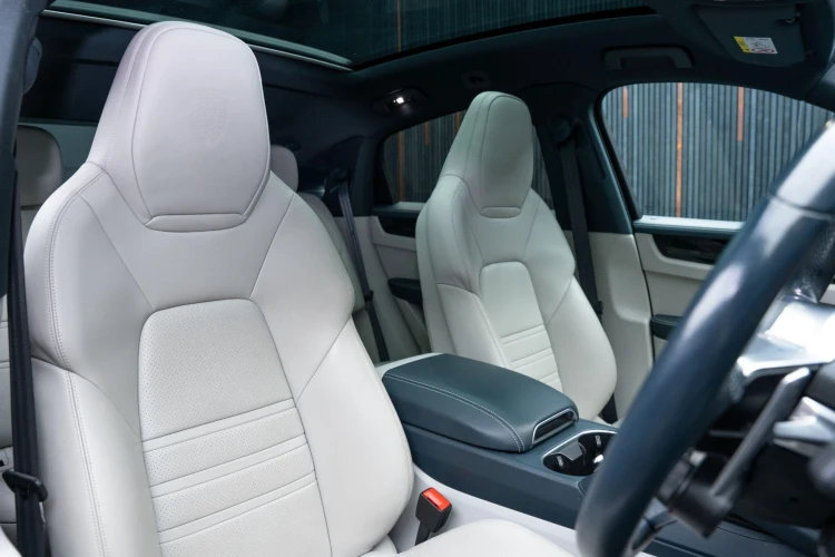 Vehicle Image 12