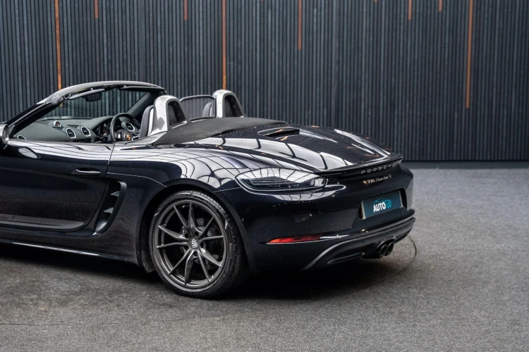 Vehicle Image 23