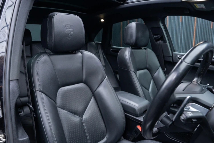 Vehicle Image 12