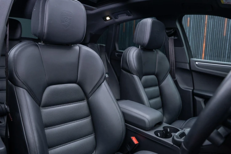 Vehicle Image 12