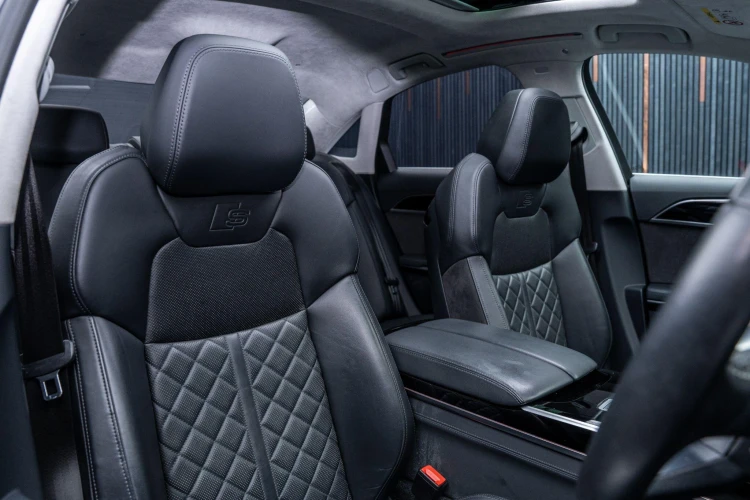 Vehicle Image 12