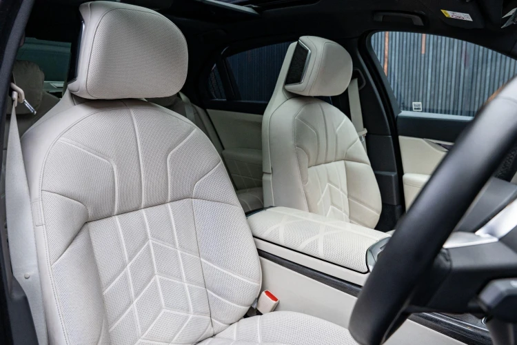 Vehicle Image 12