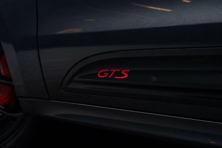 Vehicle Image 25