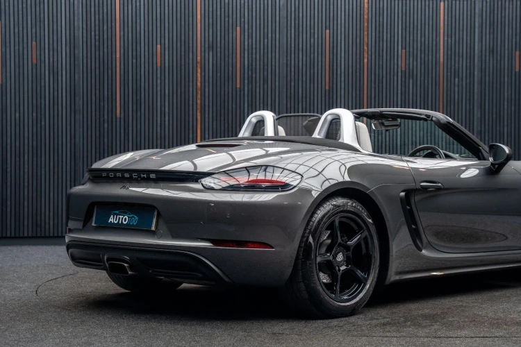 Vehicle Image 23