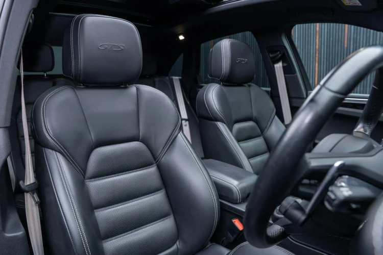 Vehicle Image 12