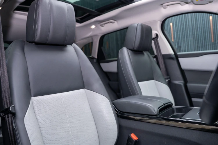 Vehicle Image 12