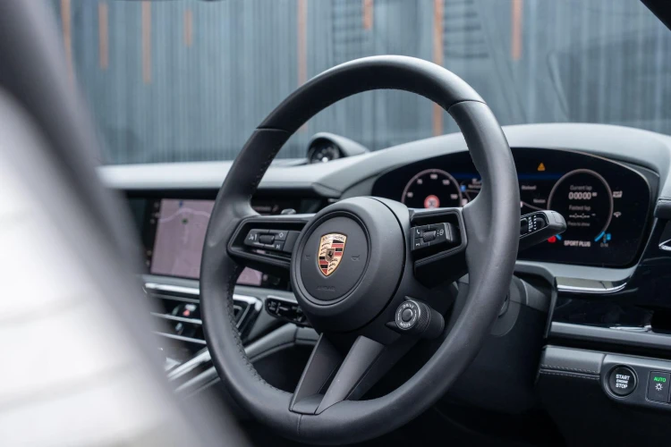 Vehicle Image 32