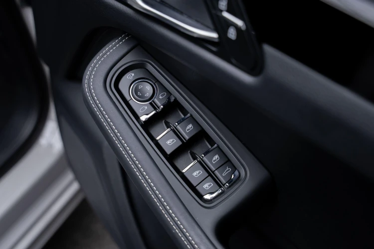 Vehicle Image 35