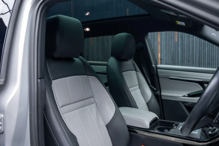 Vehicle Image 12