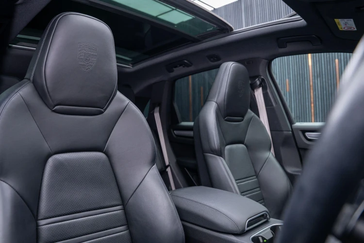 Vehicle Image 12