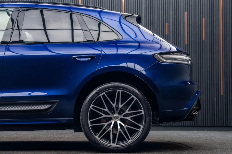 Vehicle Image 13