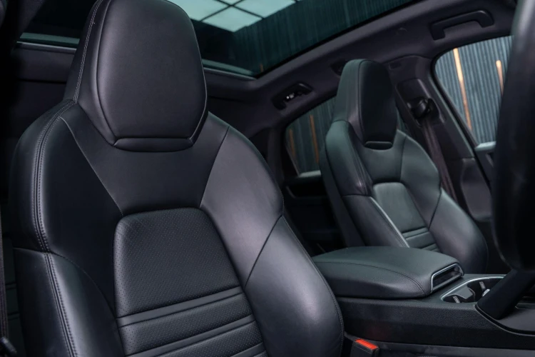 Vehicle Image 12