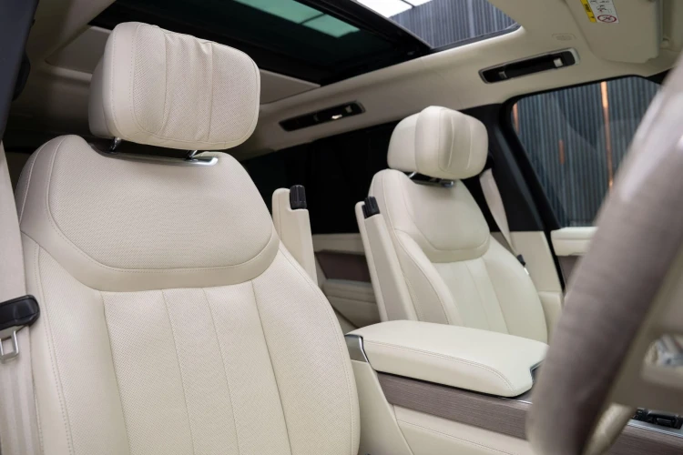 Vehicle Image 12