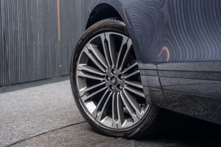Vehicle Image 13