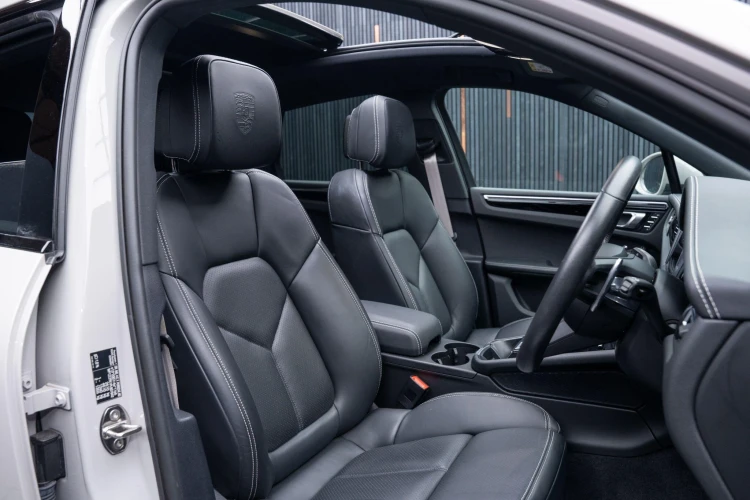 Vehicle Image 12