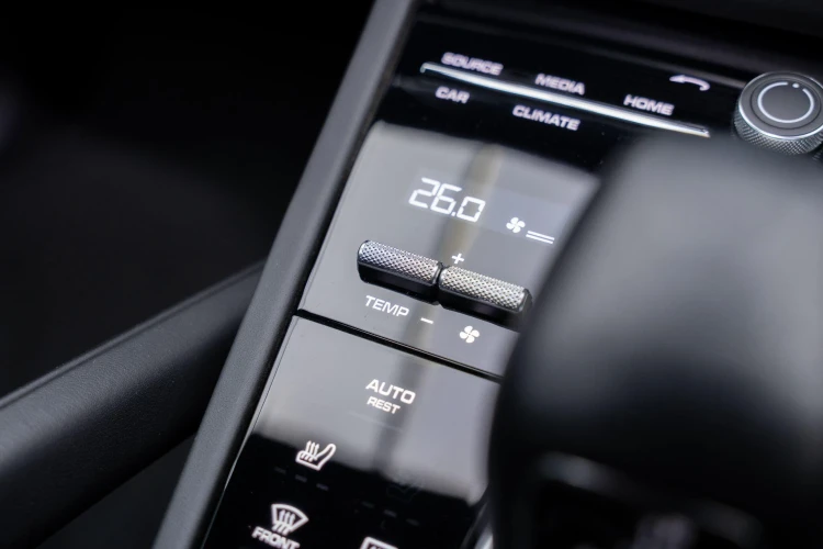 Vehicle Image 32