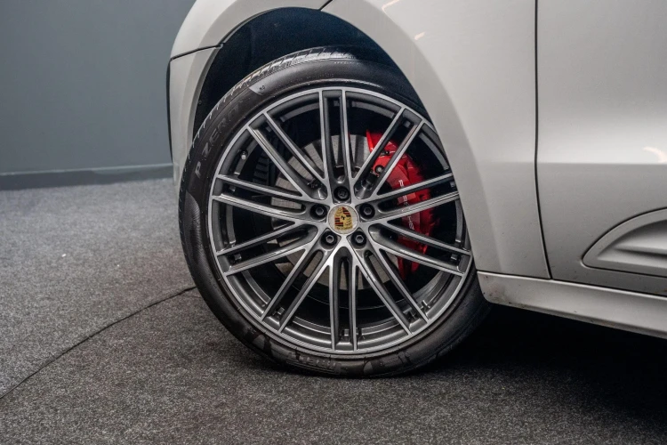 Vehicle Image 13