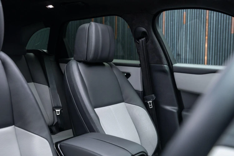 Vehicle Image 12