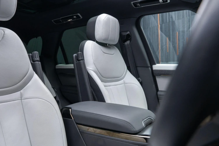Vehicle Image 12