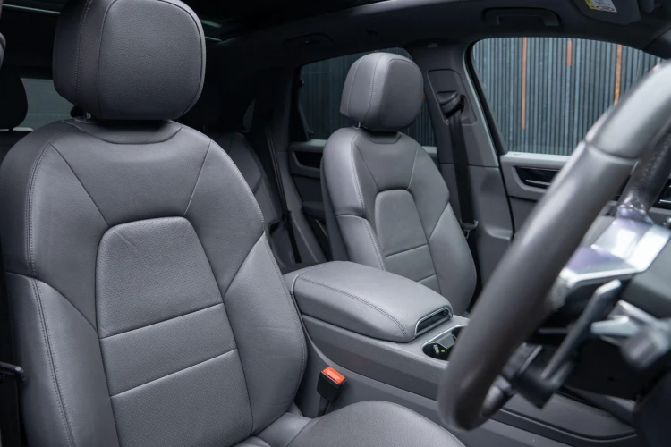 Vehicle Image 12