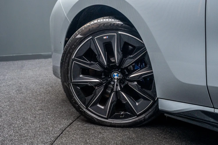 Vehicle Image 13