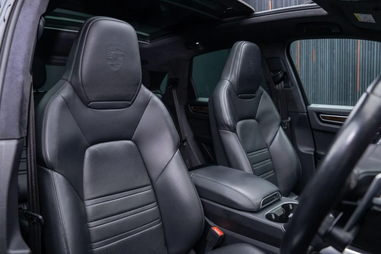 Vehicle Image 12