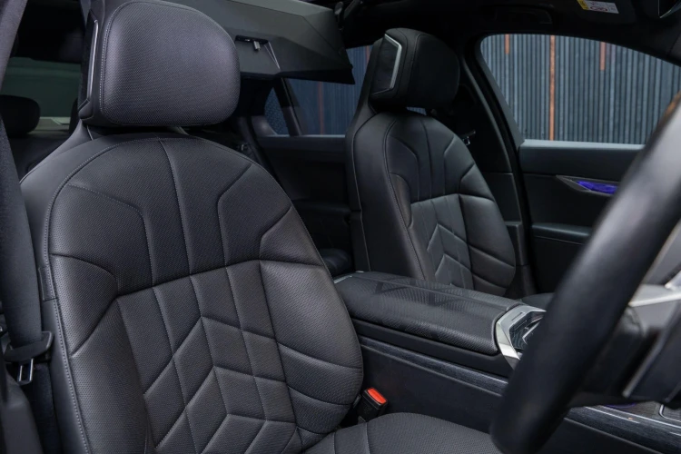 Vehicle Image 12