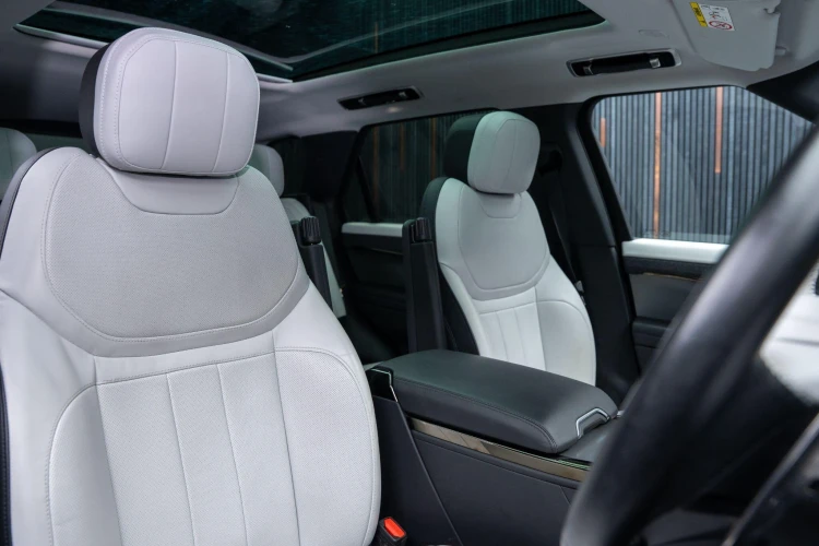 Vehicle Image 12