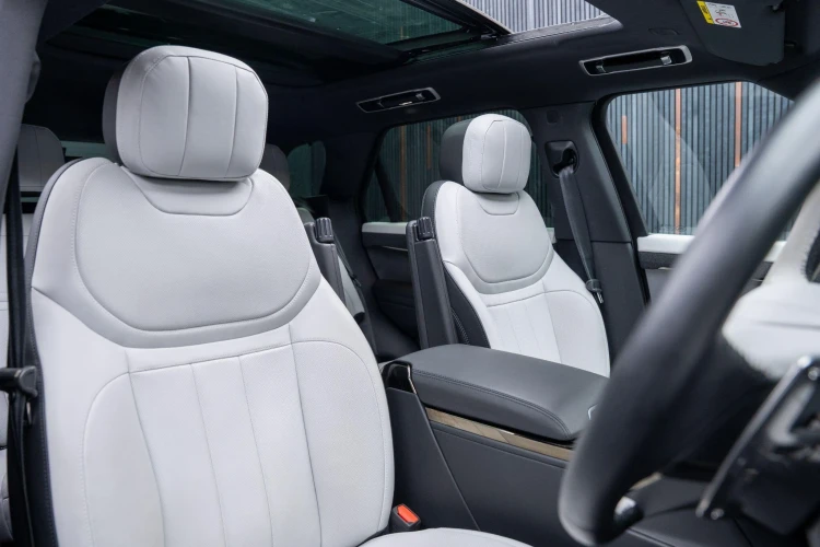 Vehicle Image 12