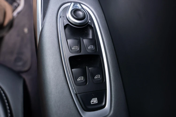 Vehicle Image 25