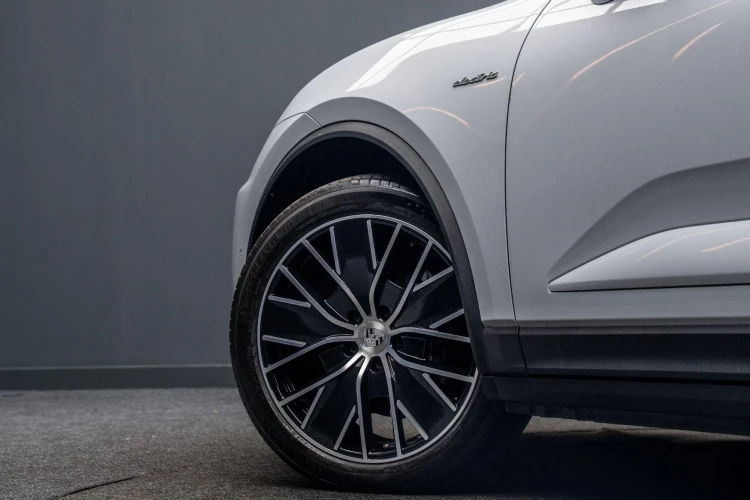 Vehicle Image 13