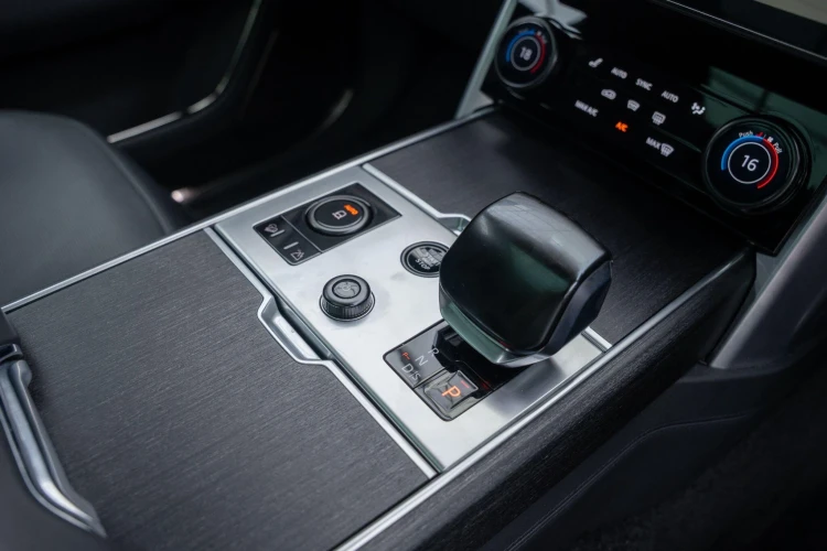 Vehicle Image 32