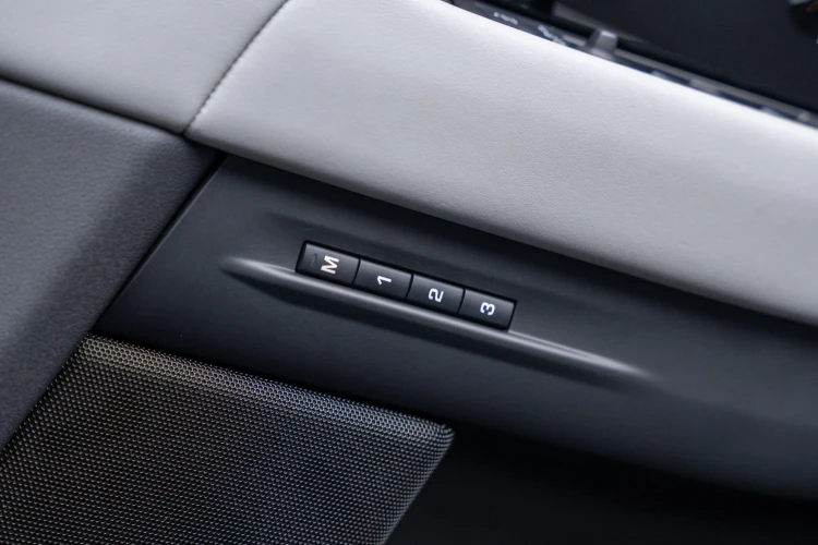 Vehicle Image 32