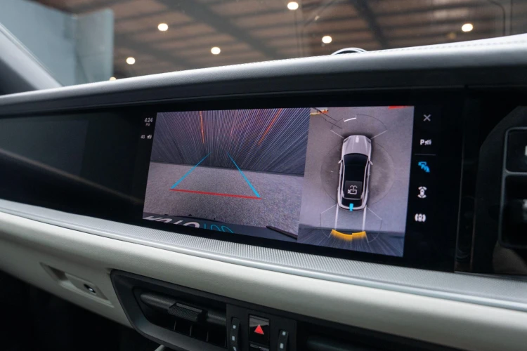 Vehicle Image 10