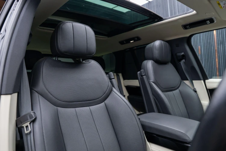 Vehicle Image 12