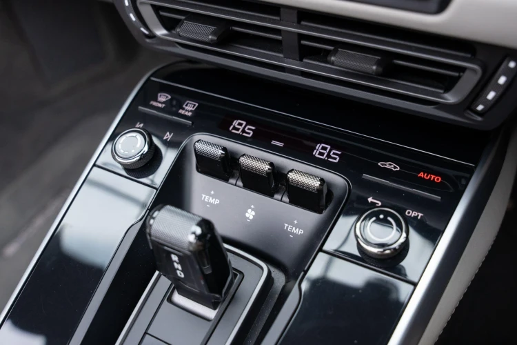 Vehicle Image 30