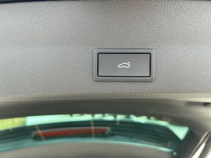 Vehicle Thumbnail 32