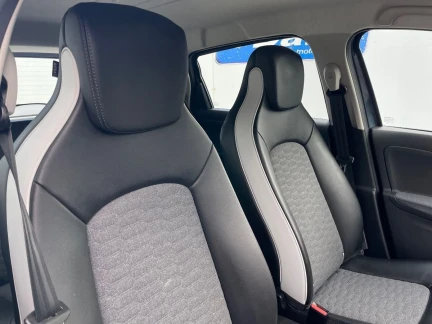 Vehicle Thumbnail 32