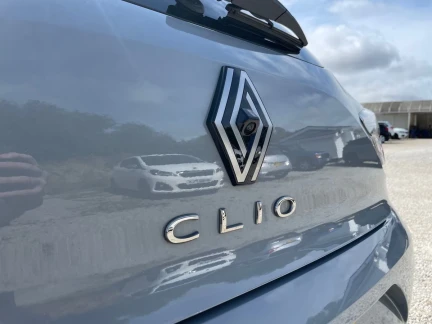 Vehicle Thumbnail 32