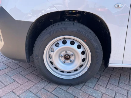 Vehicle Thumbnail 40