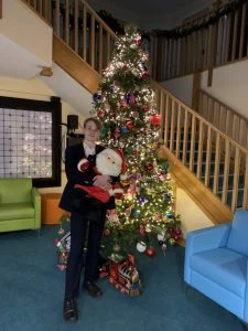 Nathaneal Elsey Balloon modelling at Donna Louise Childrens Hospice