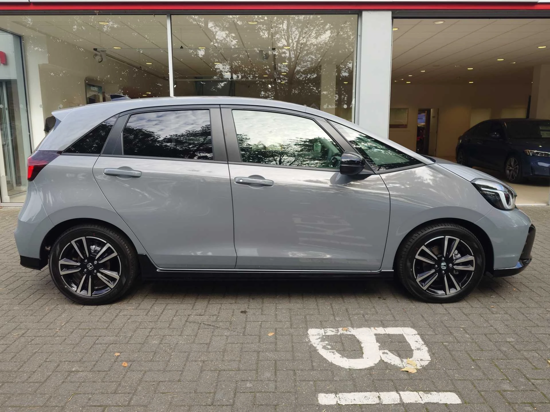 Vehicle image 5