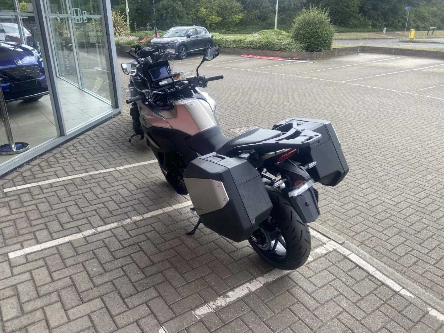 Vehicle image 4