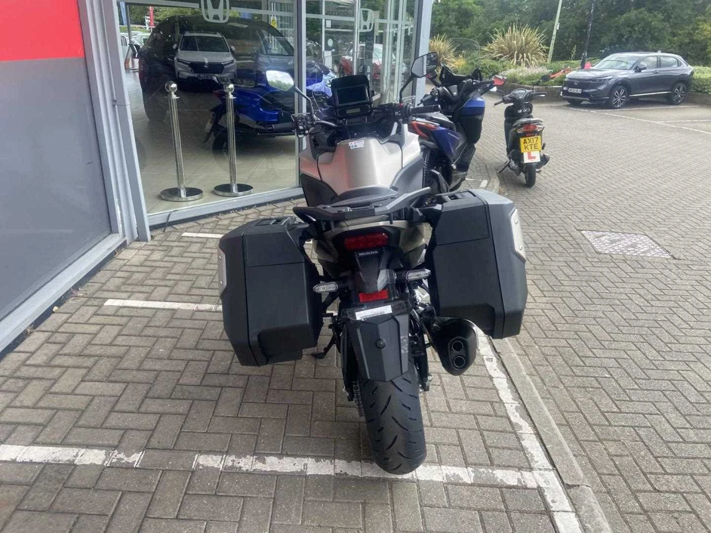 Vehicle image 5