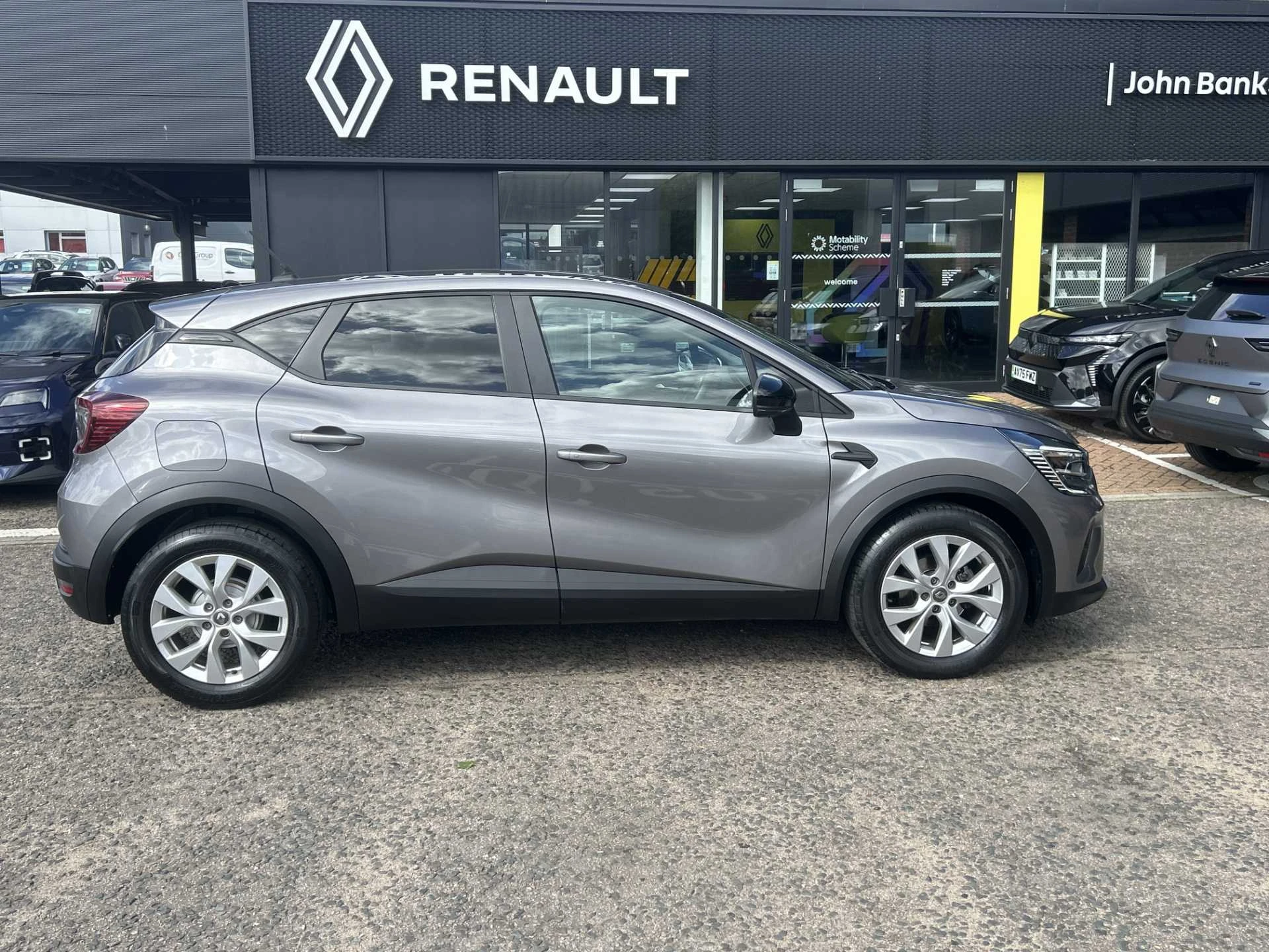 Vehicle image 5