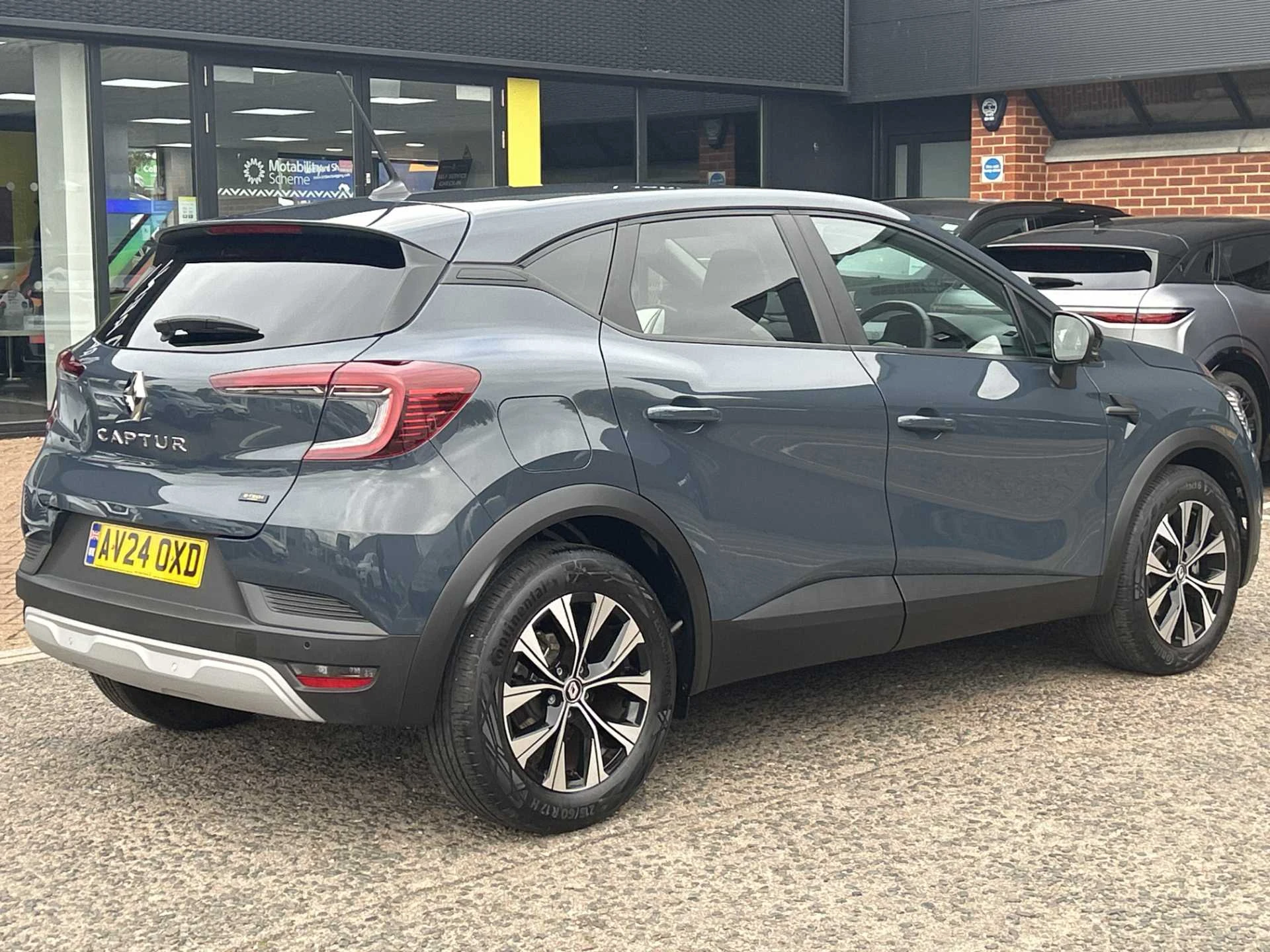 Vehicle image 4
