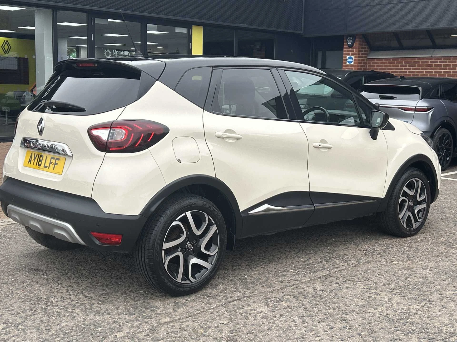 Vehicle image 4