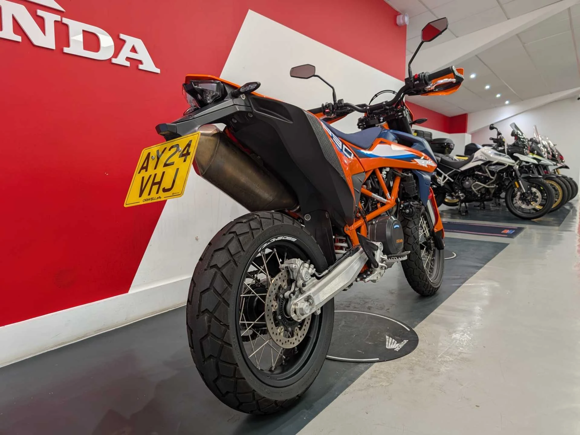 Vehicle image 4