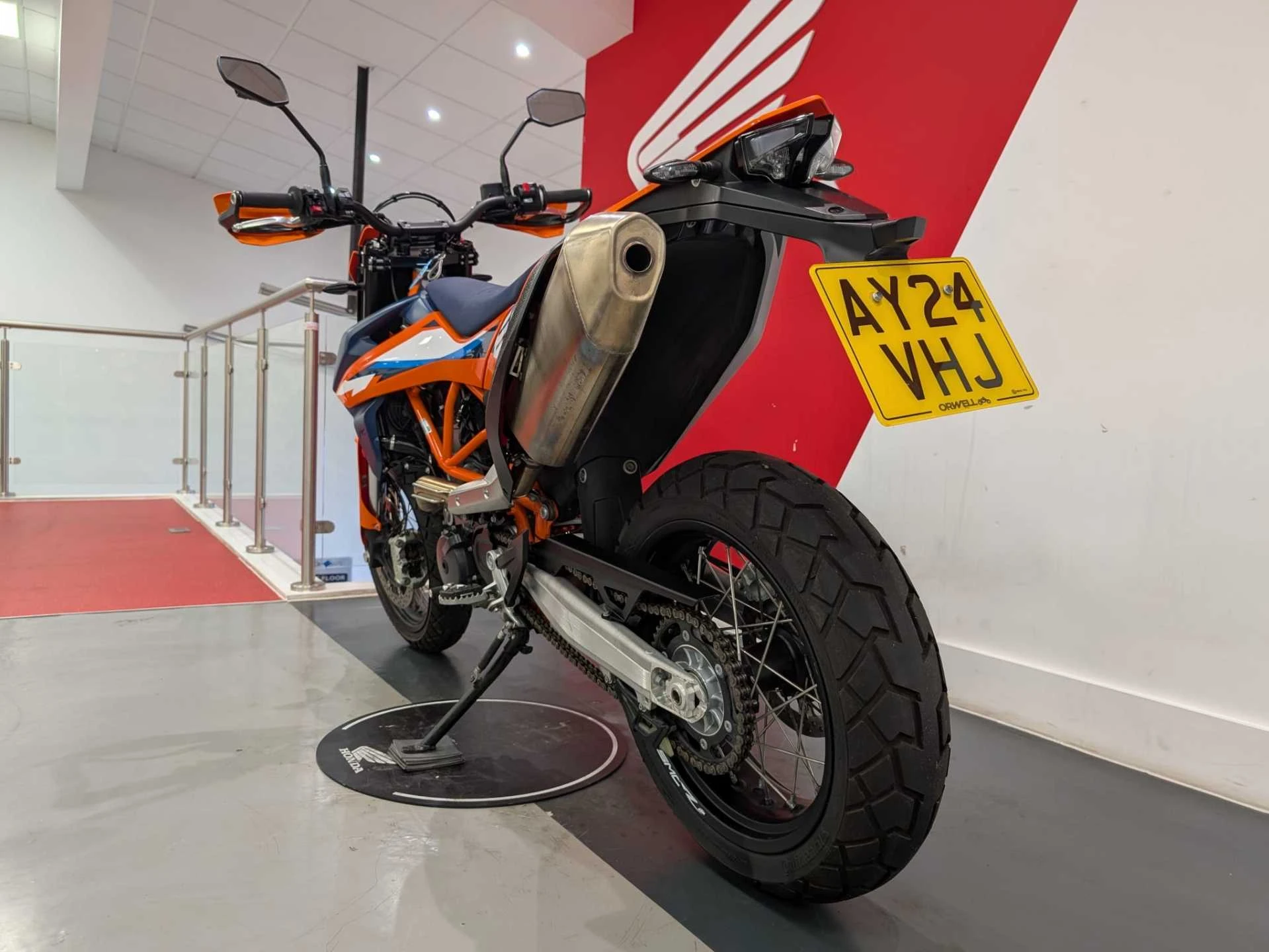 Vehicle image 5